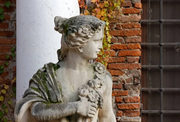 Statuia de marmură a unei fete — Fotografie, imagine de stoc