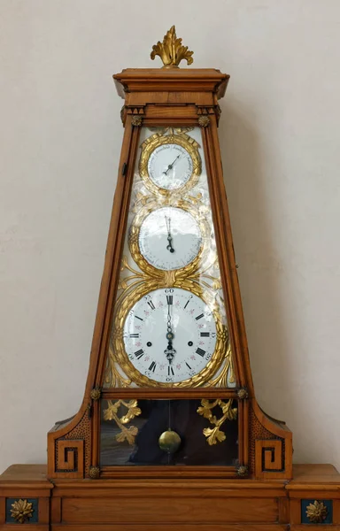 Relógio de pêndulo de mesa vintage e calendário — Fotografia de Stock