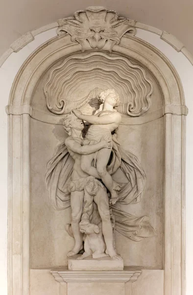 Proserpina megerőszakolását ábrázoló szobor Leoni Montanarinál — Stock Fotó