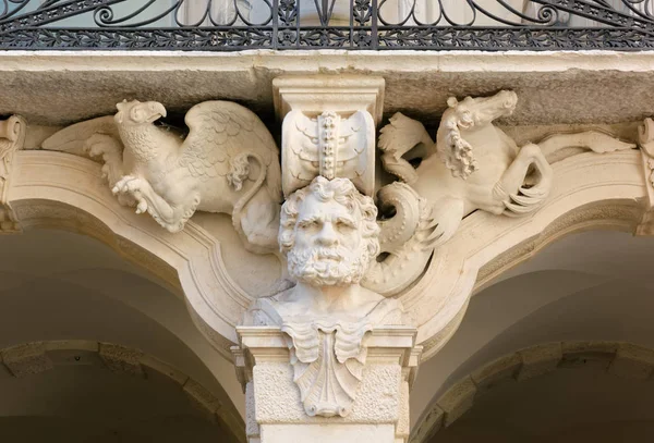 Sculpture on the Hercules Loggia at Leoni Montanari Palace in Vi — Stock Photo, Image