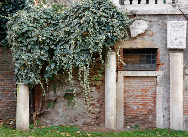 Forntida ruiner på gården av Territorio Palace i Vicenza — Stockfoto