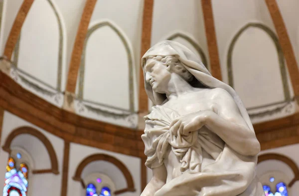 Statue in the interior of Santa Corona Church in Vicenza — Stock Photo, Image