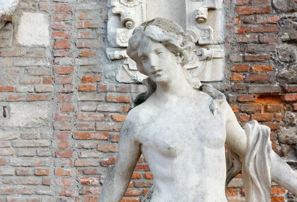 Standbeeld van een tiener meisje tussen de oude ruïnes — Stockfoto