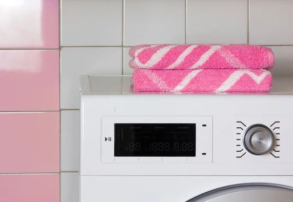 Dwa różowe ręczniki na szczycie pralki — Zdjęcie stockowe