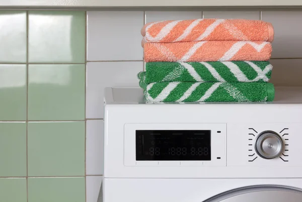 Two Orange Towels and Two Green Ones on a Washing Machine — Stock Photo, Image