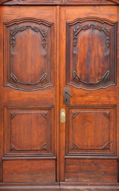 Tarihi bir binanın zarif ahşap giriş kapısı.