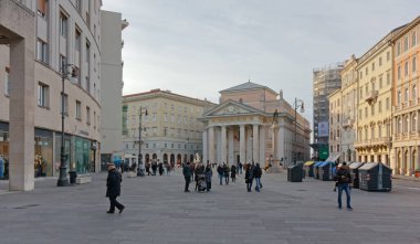 Trieste, İtalya - 16 Şubat 2020: Borsa Meydanı 'nda bir kış öğleden sonra şehir hayatı, arka planda Ticaret Odası' nın neoklasik sarayı ile birlikte