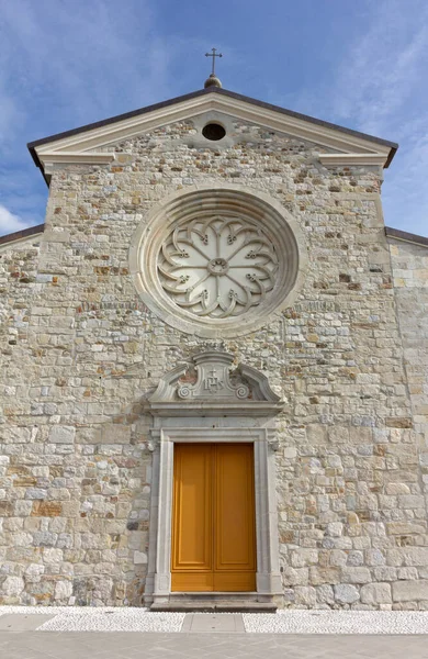 Fasad Den Katolska Kyrkan Den Befästa Medeltida Byn Santa Margherita — Stockfoto