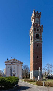 İtalya 'nın Friuli bölgesindeki Turrida di Sedegliano köyündeki zarif çan kulesiyle Saint Martin Kilisesi.