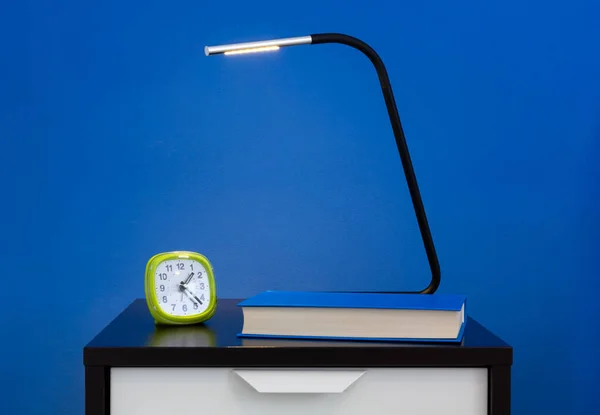 Une Lampe Moderne Réveil Livre Sur Une Table Nuit Contre — Photo