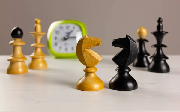 Dois Cavaleiros Frente Para Outro Uma Mesa Madeira Branca Com — Fotografia de Stock