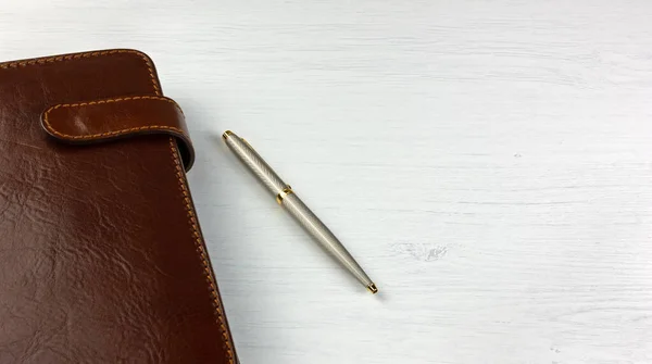 Elegante Pen Dagelijkse Planner Met Een Leren Hoes Een Wit — Stockfoto