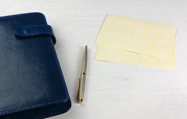 Een Elegante Pen Een Dagelijkse Planner Met Een Blauwe Leren — Stockfoto