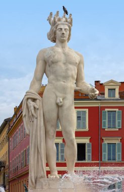 Apollo 'nun Neoklasik mermer heykeli Nice, Fransa' daki Place Messana 'da, başının üstünde bir güvercin var. 