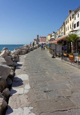 PIRAN, Slovenya - 25 Nisan 2013: Muhteşem bir ilkbahar öğleden sonrasında tarihi bölgede deniz gezisi