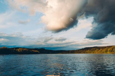 Yaz günbatımında Vishera nehri, Urallar.