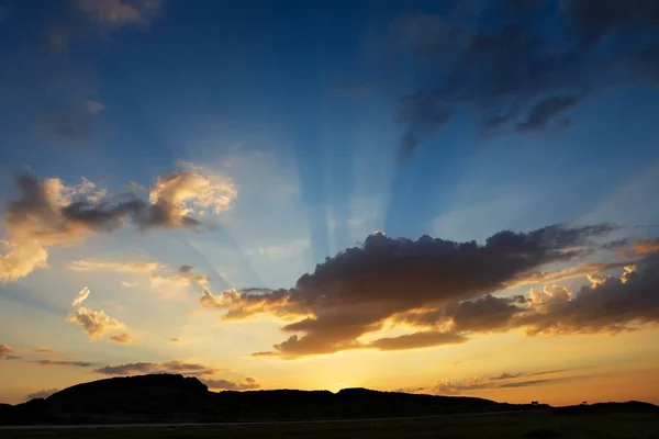 Tramonto con raggi di sole, cielo notturno estivo — Foto Stock