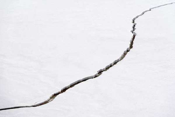 Pęknięcie w lodzie jeziora — Zdjęcie stockowe