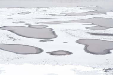 Nehir suyu donmaya başlar.