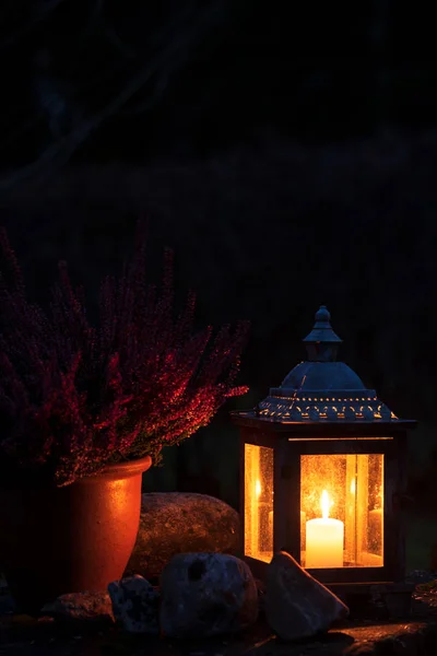 Vecchia lanterna con candela accesa e vaso da fiori in ceramica — Foto Stock