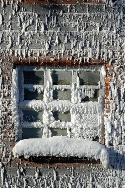 창문을 덮고 있는 서리와 굳은 얼음 — 스톡 사진