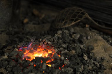 Demircinin demirhanesine yakın çekim.