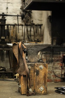 Örs, çekiç ve deri önlük.