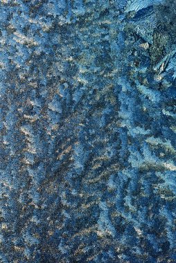 Pencere camında buz kristalleri