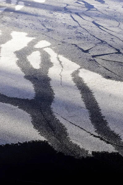 Hielo congelante del lago —  Fotos de Stock