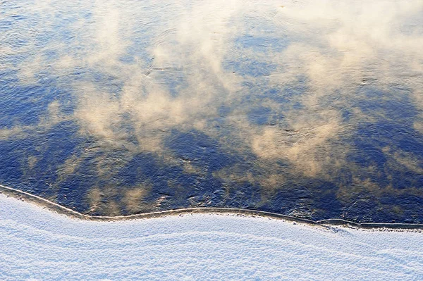 Agua del río helada en un día de invierno muy frío —  Fotos de Stock