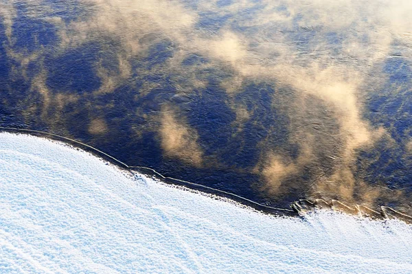 Flodvatten fryser en mycket kall vinterdag — Stockfoto