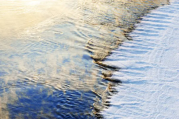 Eau de rivière gelée par une journée d'hiver très froide — Photo