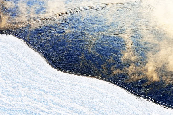 Říční voda zamrzá ve velmi chladném zimním dni — Stock fotografie