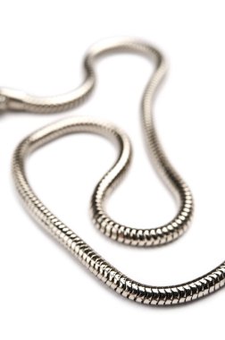 Beyaz arka planda gümüş zincir. Önplana odaklan.