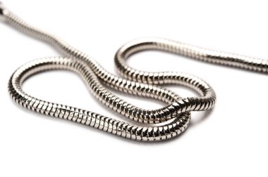 beyaz zemin üzerine Gümüş Zincir.