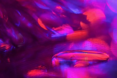 Damla su cam yüzeyi yansımaları parlak renkli noktalar ile. Renkli bokeh, parlak nokta, yansımalar ve noktalar ile soyutlama. Kavramsal yaratıcı arka plan ve doku.