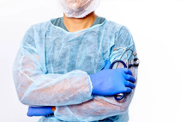 Beyaz arka planda steteskobu olan doktor.