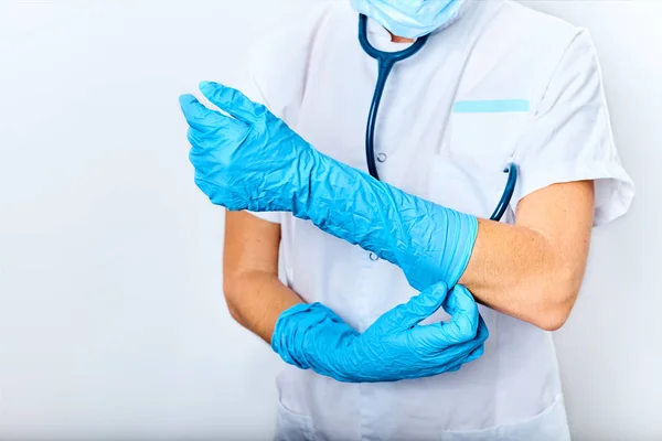 Женщина в форме доктора в латексных перчатках — стоковое фото
