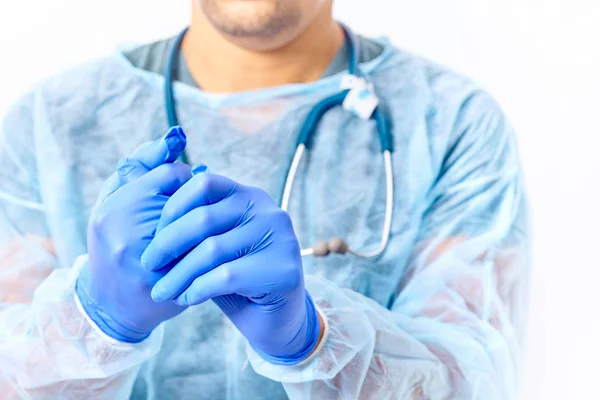 Yakışıklı genç doktor hastane veya klinik lastik eldiven koyarak