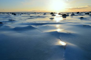 Russia.Leningrad bölge. Körfez Finland.March 2018.The buz Bay kırık ve düşük tide sonra heaved.