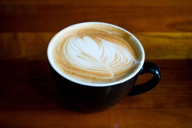 Aşk kalbi siyah bir kupa kahve