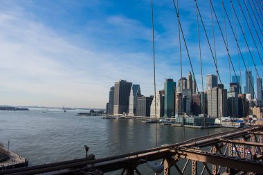 Brooklyn Köprüsü nden New York şehir manzarası