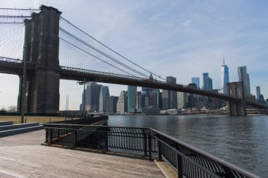 Brooklyn Köprüsü ve Manhatten bir görünüm