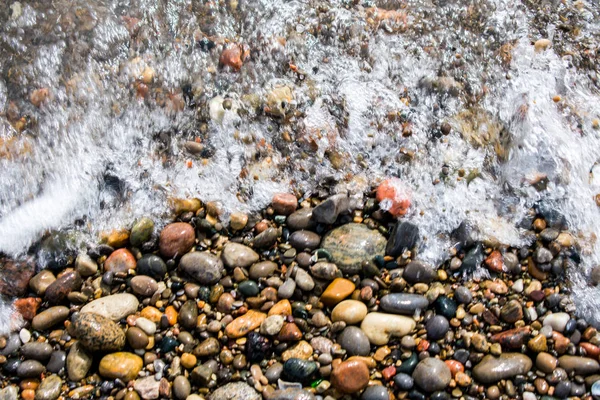 Eine Welle auf Felsen oder Kieselsteinen — Stockfoto
