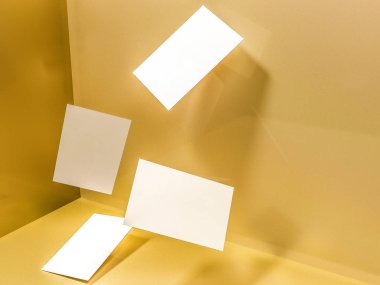 Kartvizit dinamik olarak dağınık sarı bir arka plan üzerinde 3 boyutlu görüntüleri işlemek.