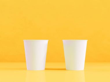 kağıt bardak doğal ışık altında uçakta 3D modeli. Sarı arka plan. 3D render.