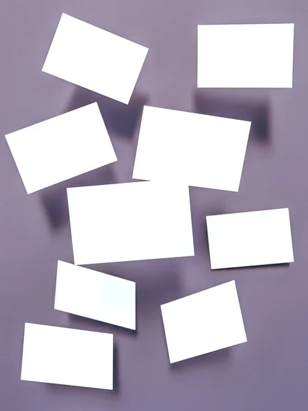 Renderizar imagens 3d de cartões de visita dinamicamente espalhados em um fundo lilás luz — Fotografia de Stock