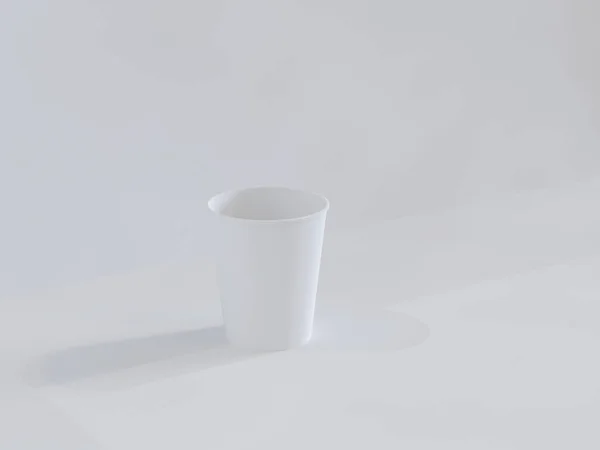 Modelo 3d de copos de papel no plano sob luz natural. Fundo branco — Fotografia de Stock