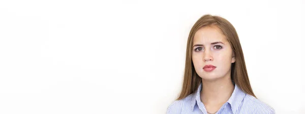 Tintado de cejas de henna. Diseño antes y después. Una chica en un salón de belleza. Cuidado suave de la piel facial. Procedimientos cosméticos seguros — Foto de Stock