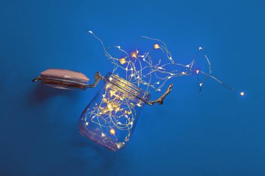 Kavanozun içinde boyunduruklu bir çelenk. Minimalizm ve klasik renk kombinasyonu, yatay yönelim. Yeni yıl selamları. Xmas bang